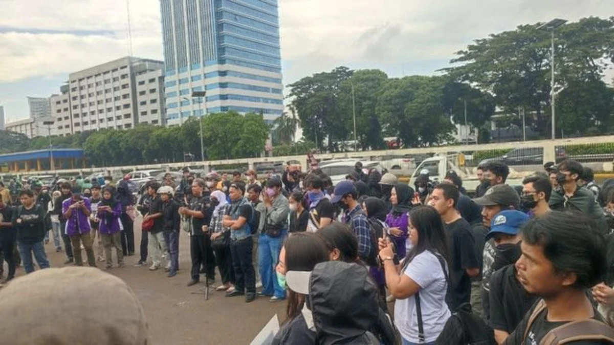 Suasana demo tolak RUU TNI di depan gedung DPR RI, Jakarta, Kamis (27/3/2025).