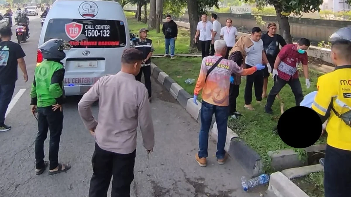 Warga Kira Tumpukan Kardus Terbakar, Polisi Dalami Motif Wanita Bakar Diri di Semarang Kondisi korban terbakar di dekat Pos Polisi Jalan Arteri, Kelurahan Tawangmas, Kecamatan Semarang Barat, Kota