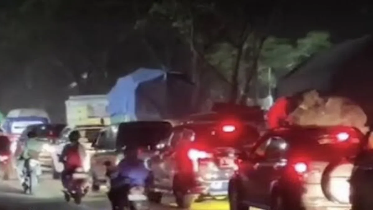 Volume kendaraan di Cikaledong Nagreg terlihat meningkat pada Hari Kamis malam.