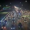 Kondisi lalu lintas di Gerbang Tol Cikampek Utama 1 pada Kamis (27/3) malam. Foto: CCTV informasi Mudik KemenP