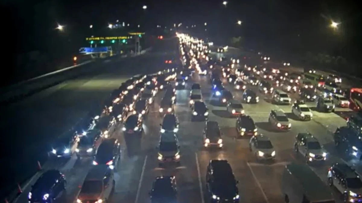 Kondisi lalu lintas di Gerbang Tol Cikampek Utama 1 pada Kamis (27/3) malam. Foto: CCTV informasi Mudik KemenP