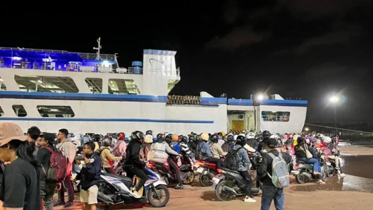 Pemudik motor di Pelabuhan Ciwandan