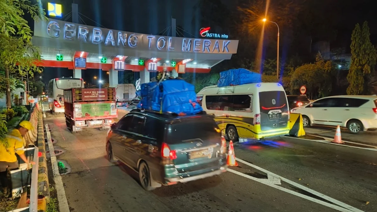 Situasi arus lalu lintas di exit tol Merak pada Kamis 27 Maret 2025