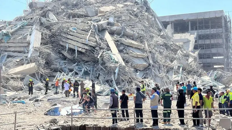 Tim penyelamat berada di sekitar gedung runtuh di Bangkok pada 28 Maret 2025, setelah gempa bumi mengguncang M