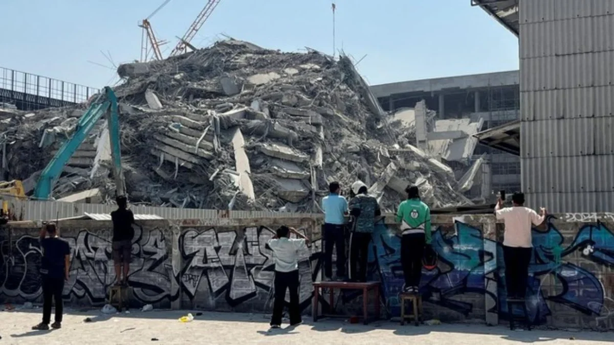 Sebanyak tiga pekerja dilaporkan tewas ketika sebuah menara 30 lantai yang sedang dibangun runtuh di Bangkok,