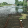 Terpantau rel di petak jalan Stasiun Semarang Tawang–Alastua yang masih terendam air dengan ketinggian 20 cent