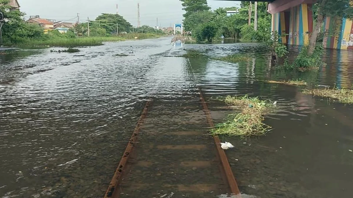 Terpantau rel di petak jalan Stasiun Semarang Tawang–Alastua yang masih terendam air dengan ketinggian 20 cent