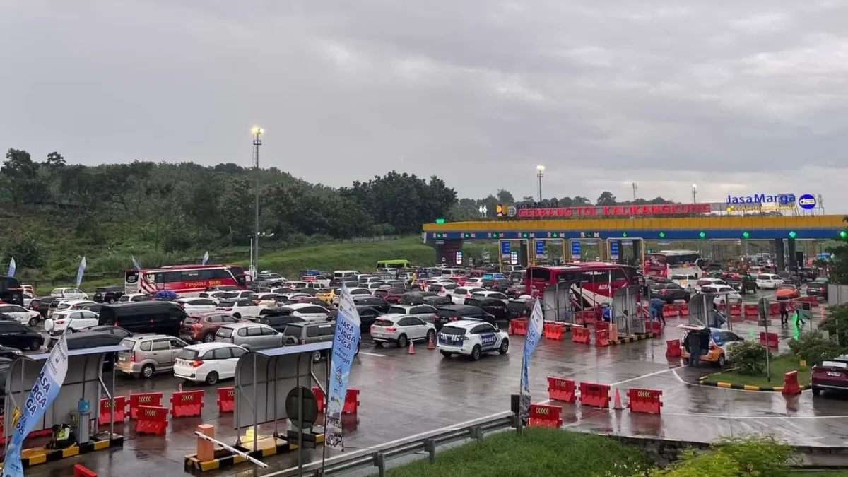 Arus kendaraan masuk Gate Kalikangkung mengalami kepadatan, Jumat (28/3/2025) sore.