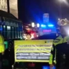 Petugas Polsek Genuk mengatur lalulintas di Simpang Genuksari karena ada rob di Sayung, Jumat (28/3/2025). Fot