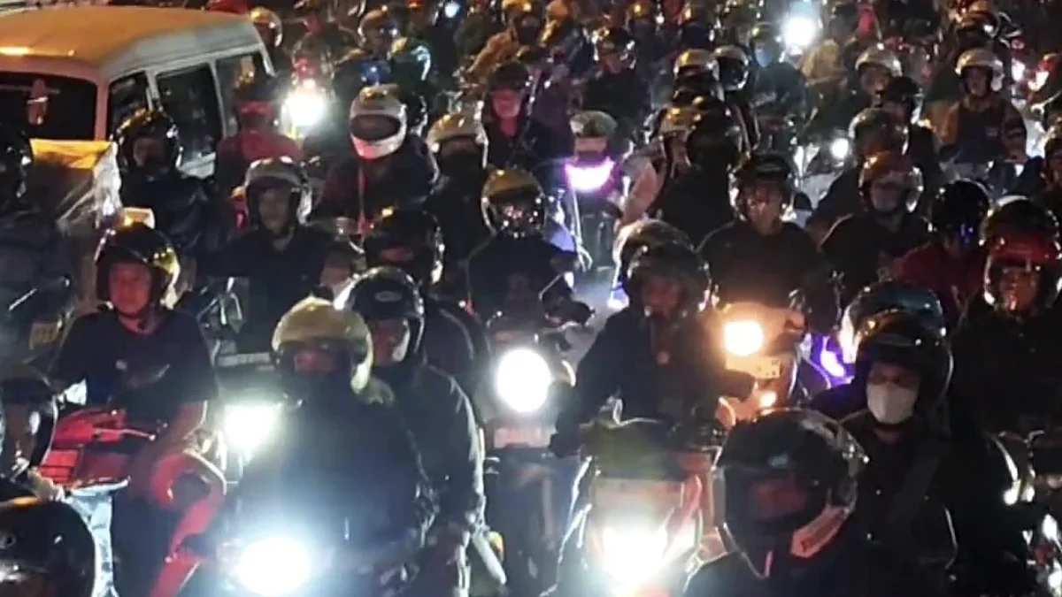 Pemudik sepeda motor saat memadati Jalur Pantura di Kota Cirebon, Jawa Barat, pada H-3 Lebaran, Jumat (28/3) m