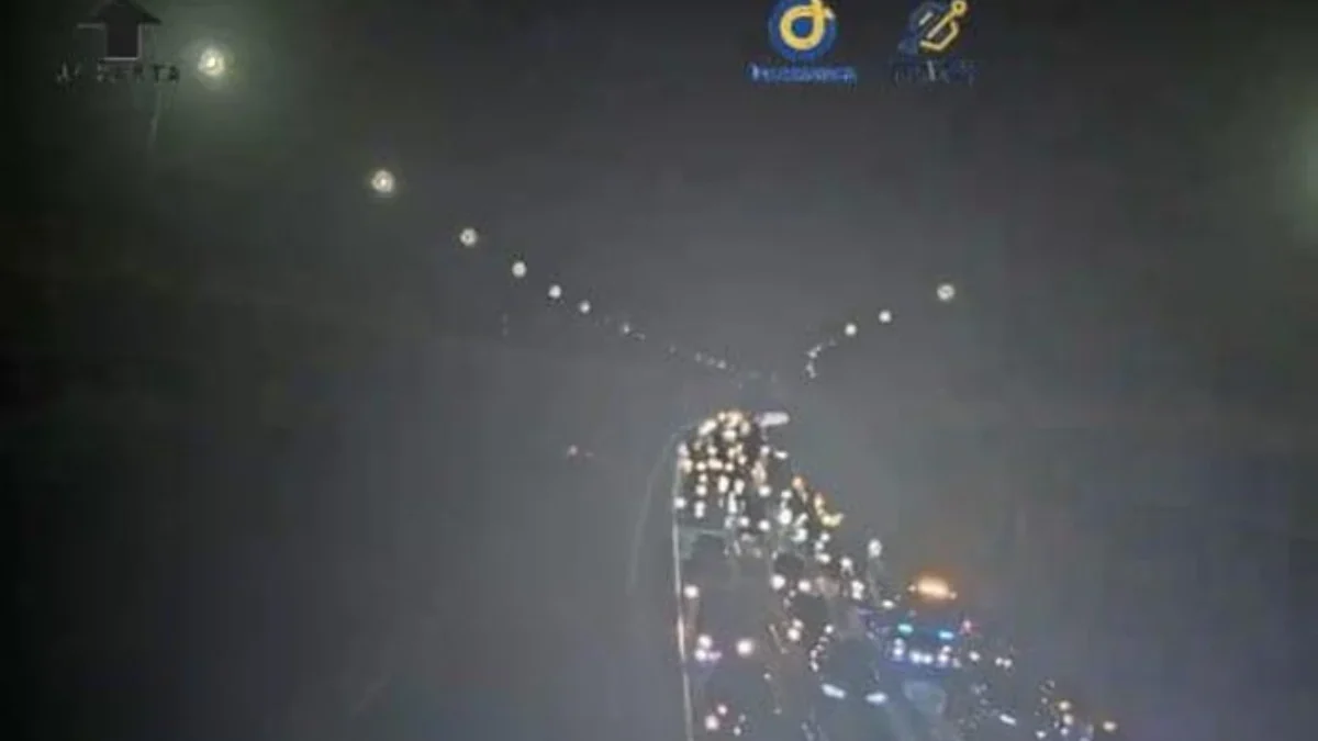 Kondisi lalu lintas Tol Cikampek arah timur, Sabtu (29/3/2025) dini hari. (Dok. Travoy)