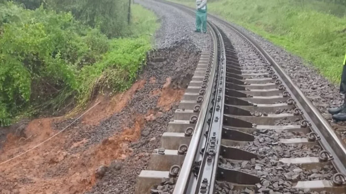 Tanah longsor yang terjadi di jalur rel KA sekitar Kecamatan Manonjaya Kabupaten Tasikmalaya. (IST).
