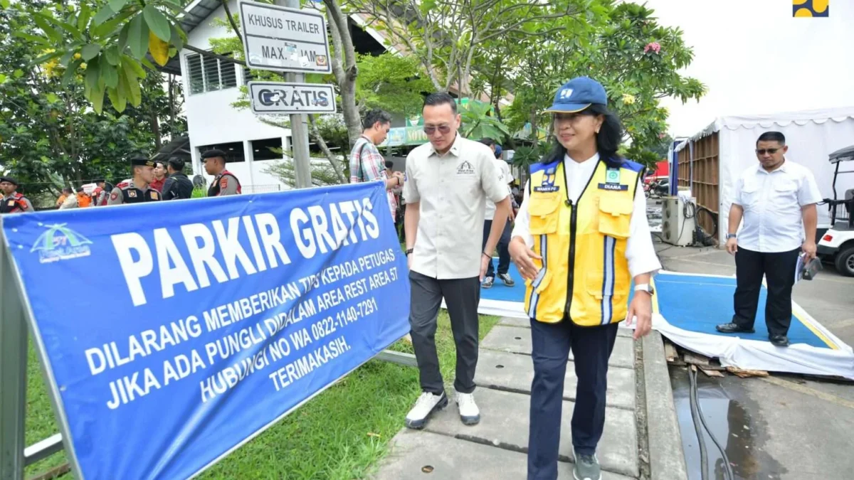 Wamen Diana meninjau rest area KM 57 Tol Jakarta-Cikampek, Rabu (26/3). (Foto: Kementerian PU)