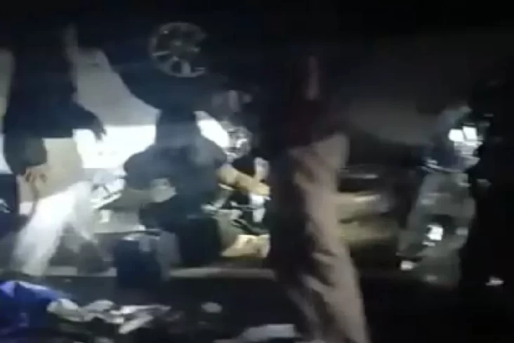 Terjadi kecelakaan melibatkan dua kendaraan di KM 142+200 B (jalur one way) arah Cirebon sekitar pukul 01.45 W