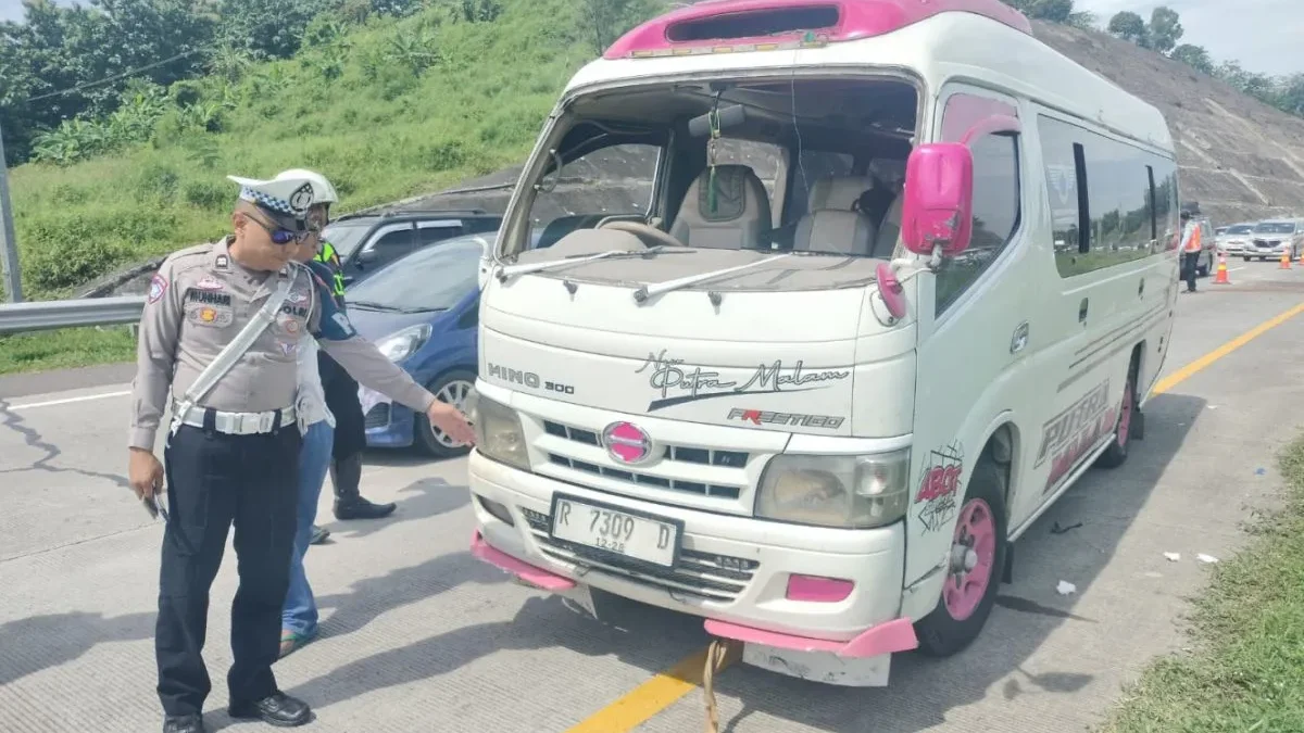 Kecelakaan Tunggal Minibus Hino Elf di KM183 Tol Cipali, 2 Pemudik Luka Polisi saat melakukan olah TKP di KM 183 Jalan Tol Cipali Cirebon, Jawa Barat, tekait kecelakaan tunggal pada