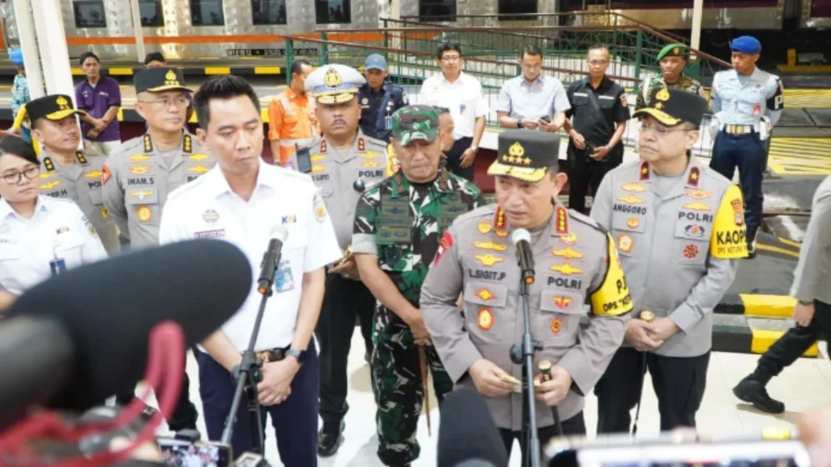 Pengamanan Mudik Lebaran 2025, Kapolri Tinjau Stasiun Tugu Yogyakarta Kapolri Jenderal Listyo Sigit Prabowo meninjau Stasiun Tugu Yogyakarta dalam rangka pengamanan mudik Lebaran 2