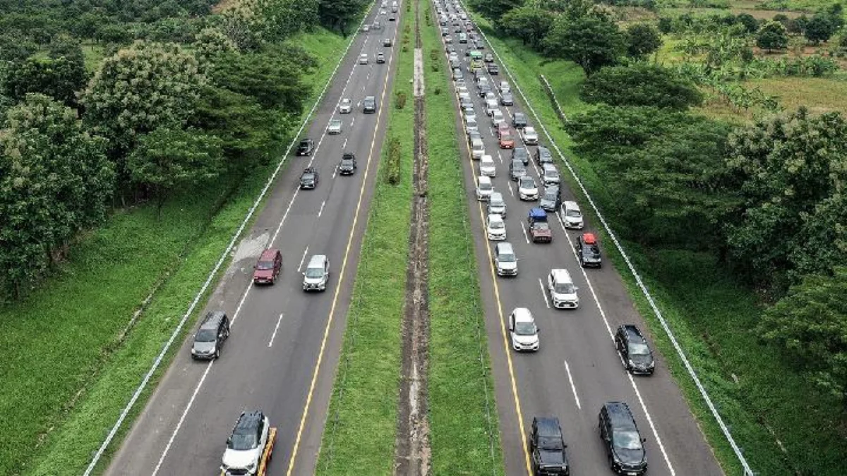 Pantauan H-2 Lebaran di Tol Cipali: 5 Ribu Kendaraan Per Jam Sejumlah kenndaraan di ruas tol Cikopo-Palimanan (Cipali), Indramayu, Jawa Barat, 29 Maret 2025. Pada H-2 Leba