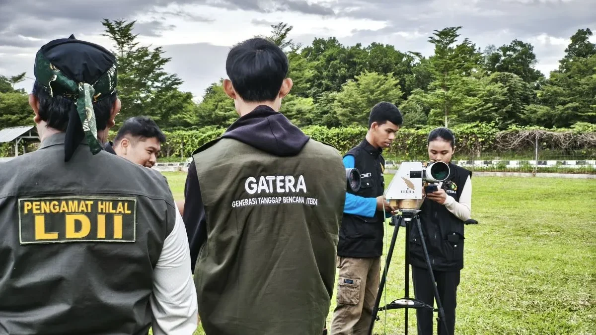 Tim OAIL Itera bersama Pengamat Hilal Lampung sedang mengamati hilal untuk menentukan Idul Fitri 1446 Hijriah.
