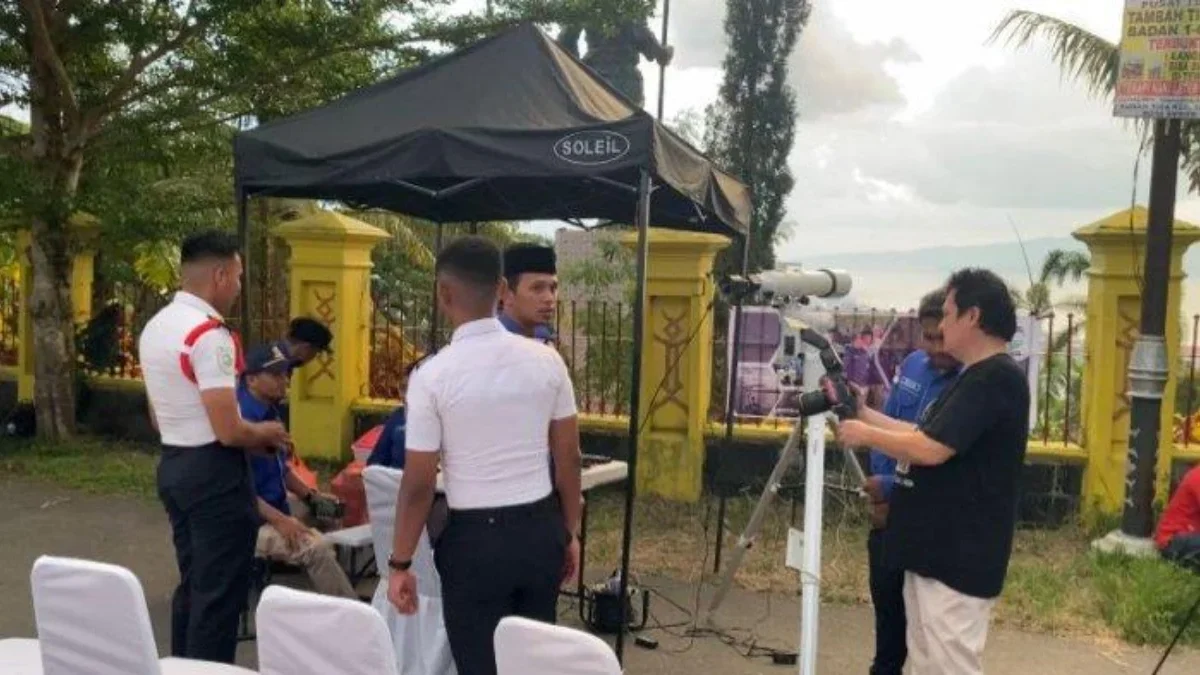 Kementerian Agama Maluku bersama dengan BMKG Kota Ambon, melakukan pengamatan hilal 1 Syawal 1446 hijriah, yan