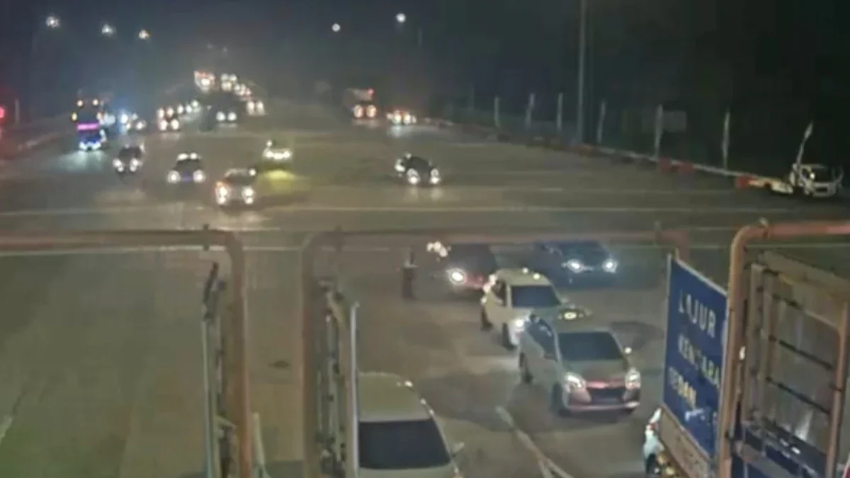 Pantauan H-1 Lebaran: Minggu 30 Maret Pukul 09.00 WIB One Way KM70-414 Ditutup Arus lalu lintas di Tol Trans Jawa pada Sabtu (29/3/2025). (Foto: CCTV Jasa Marga)