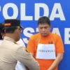 Polisi menujukkan tersangka dan barang bukti pelaku pembunuha balita yang tewas tak wajar saat konpers di Polr