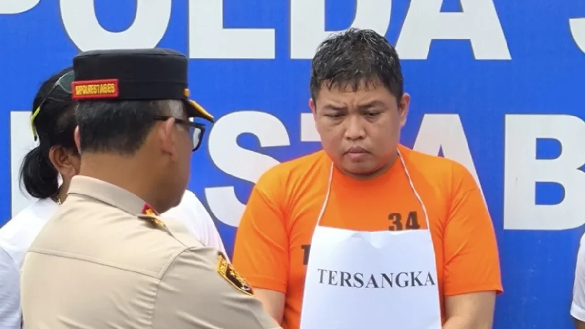 Polisi menujukkan tersangka dan barang bukti pelaku pembunuha balita yang tewas tak wajar saat konpers di Polr