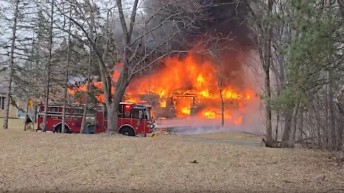 Sebuah pesawat kecil jatuh di kawasan permukiman di Brooklyn Park, Minnesota, pada tanggal 29 Maret 2025. (Mik
