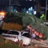 Kecelakaan lalu lintas antara mobil listrik Hyundai Ioniq menghantam Truk terjadi di Tol Lingkar Luar Barat te