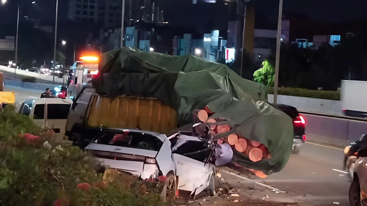 Kecelakaan lalu lintas antara mobil listrik Hyundai Ioniq menghantam Truk terjadi di Tol Lingkar Luar Barat te
