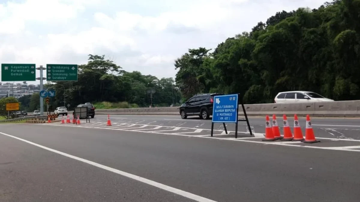Volume Kendaraan Pemudik Lancar, Skema One Way di Gerbang Tol Kalikangkung Ditutup GT Kalikangkung. (Dok. PT Jasa Marga)