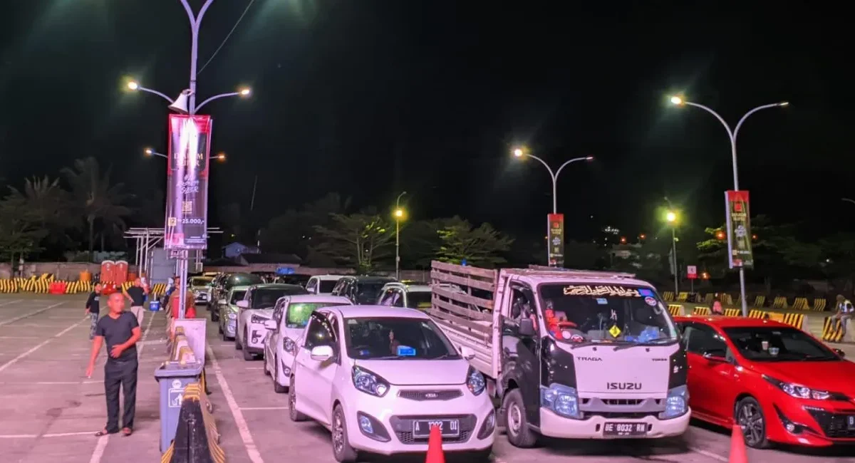 Kantong parkir di selasar eksekutif (express) di Pelabuhan Merak, Banten, tampak sangat lengang pada Minggu, 3