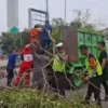 Petugas membersihkan jalan dari sisa batang pohon yang tumbang saat akan digelar Shalat Idul Fitri di Alun-Alu