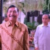 Ketua DEN Luhut Binsar Pandjaitan saat tiba di kediaman Presiden ke-7 RI Joko Widodo (Jokowi), Jalan Kutai Uta