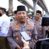 Kapolri, Jenderal Listyo Sigit Prabowo, saat membagikan takjil di depan Mabes Polri pada Senin (17/3/2025).