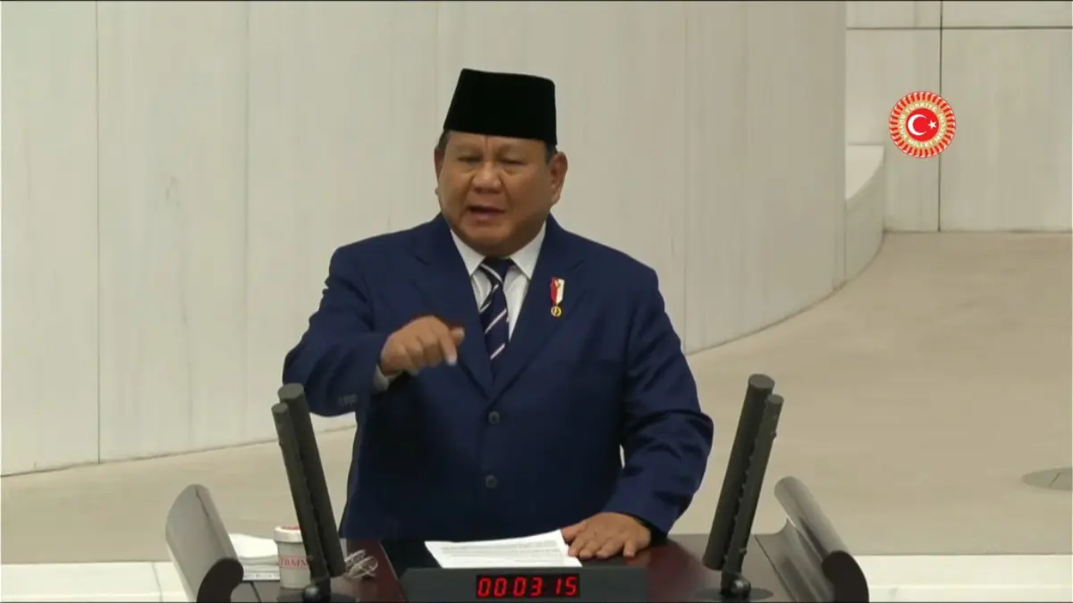 Di Hadapan Parlemen Turki, Prabowo: Saya Sedang Memimpin Indonesia Menuju Transformasi Besar Presiden Prabowo Subianto berpidato di Sidang Umum Majelis Nasional Agung Turki, Kamis (10/4/2025). Foto: Yout