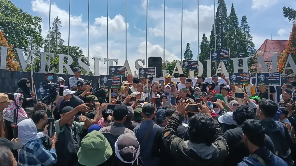 Isu Polemik Ijazah Jokowi: UGM Jika Tidak Waspada, Reputasi Penghasil Elite Politik Jadi Beban Moral Suasana aksi Geruduk UGM, Selasa (15/4)
