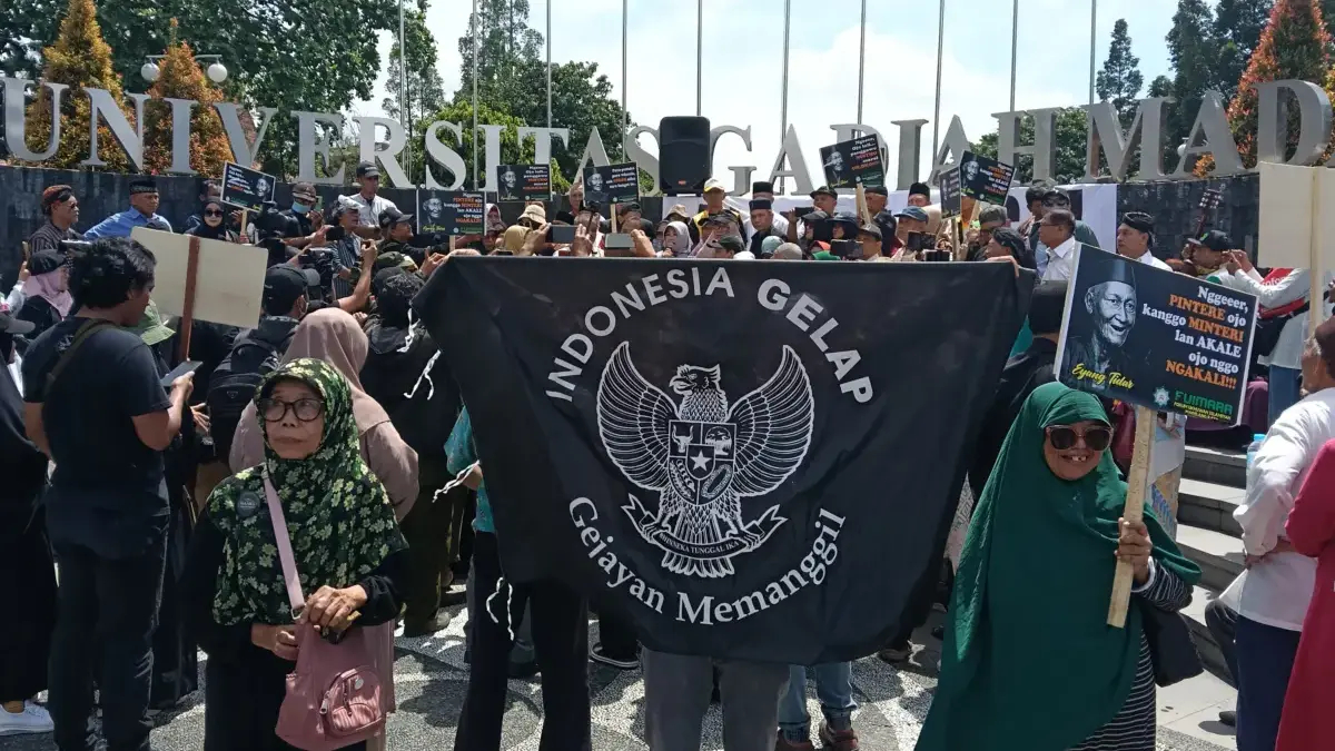 Aksi Geruduk UGM meminta klarifikasi mengenai dugaan ijazah Jokowi, Senin (15/4).