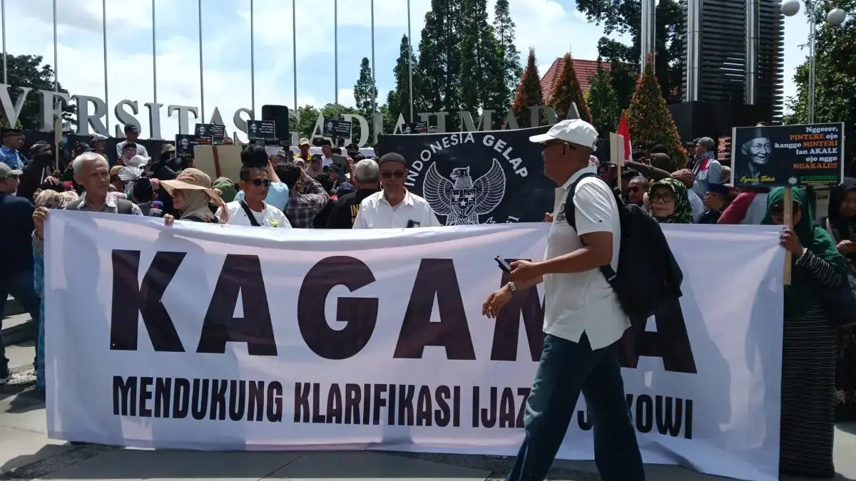 Massa alumni UGM menggeruduk UGM untuk meminta klarifikasi keaslian ijazah milik Presiden ke-7 Joko Widodo ata