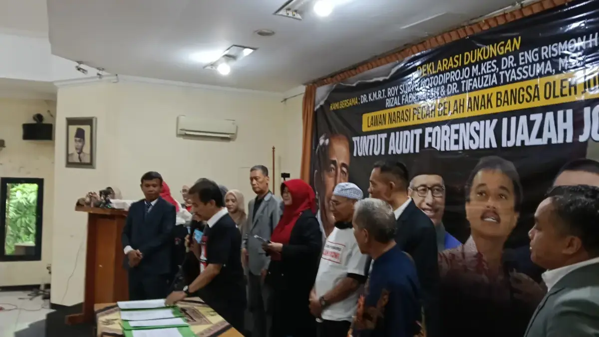 Roy Suryo Cs mendapatkan dukungan dari sejumlah aktivis saat Presiden ke-7 RI Joko Widodo (Jokowi) datang ke P