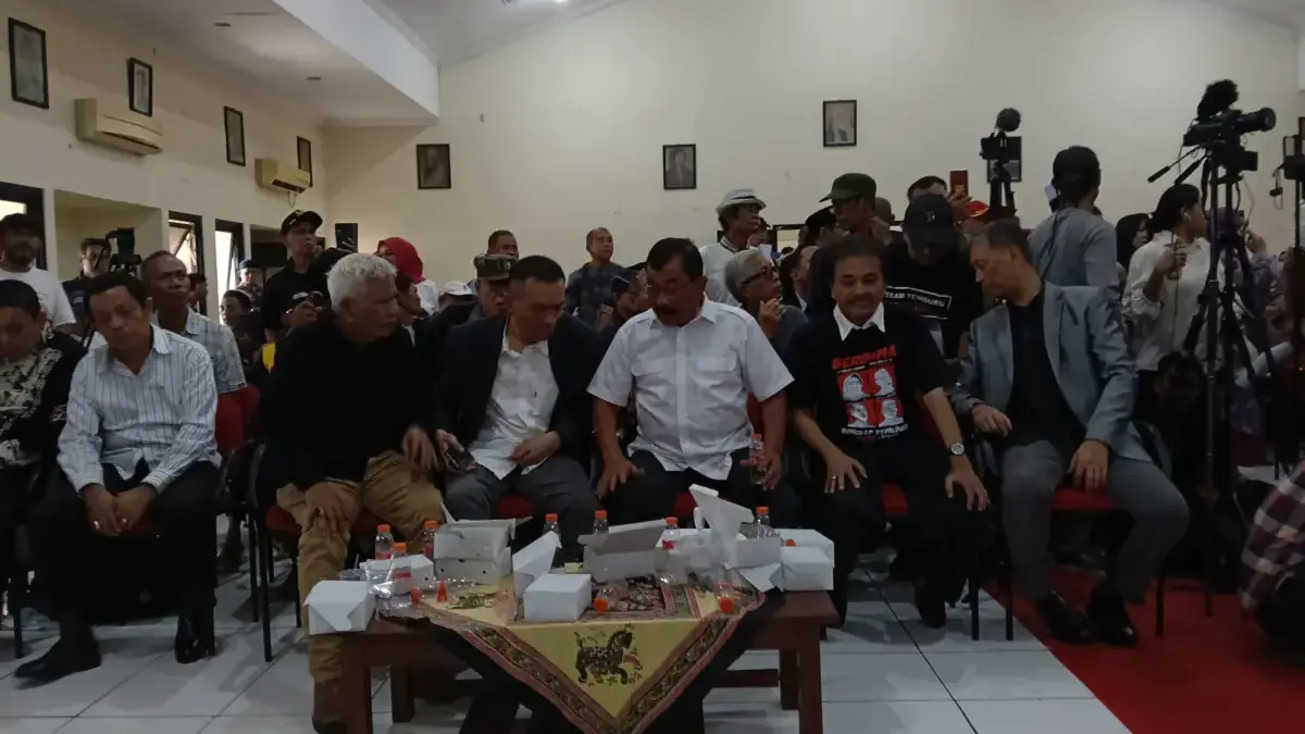 Roy Suryo Cs mendapatkan dukungan dari sejumlah aktivis saat Presiden ke-7 RI Joko Widodo (Jokowi) datang ke P