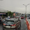 Kondisi jalan Bypass Soedarsono jalur Pantura Cirebon setelah diguyur hujan. (Eza)