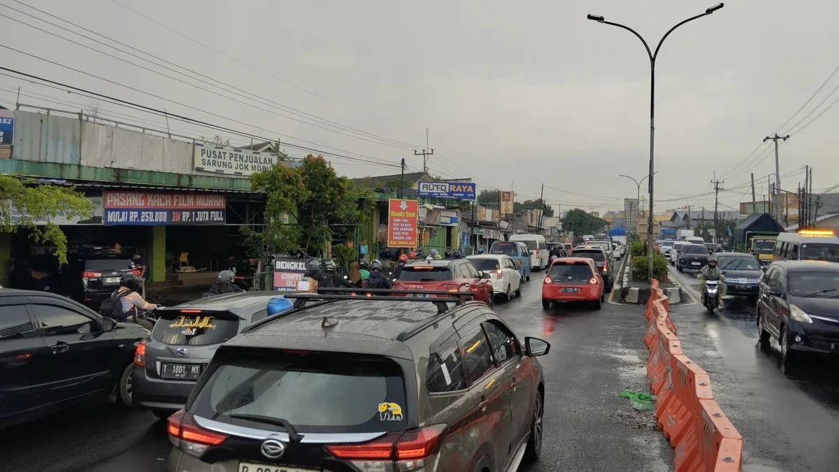 Kondisi jalan Bypass Soedarsono jalur Pantura Cirebon setelah diguyur hujan. (Eza)