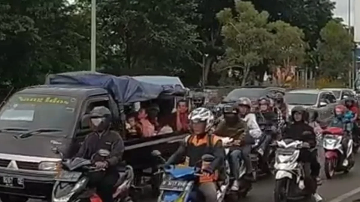 Arus Balik H+2 Lebaran di Jalur Pantura Cirebon Mulai Dipadati Pemudik Menuju Jakarta Pantauan arus balik, pemudik roda dua yang melintas pada Jalur Pantura di Kota Cirebon tetap melaju meski usai