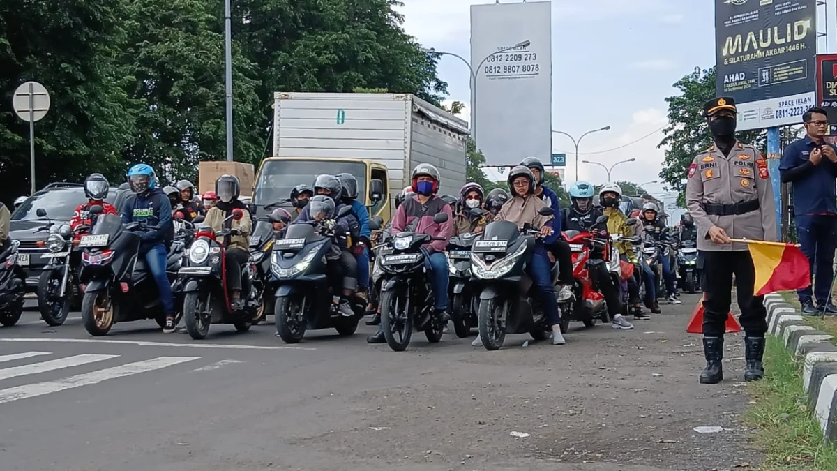 Situasi lalu lintas di jalur Pantura Cirebon. (Eza)