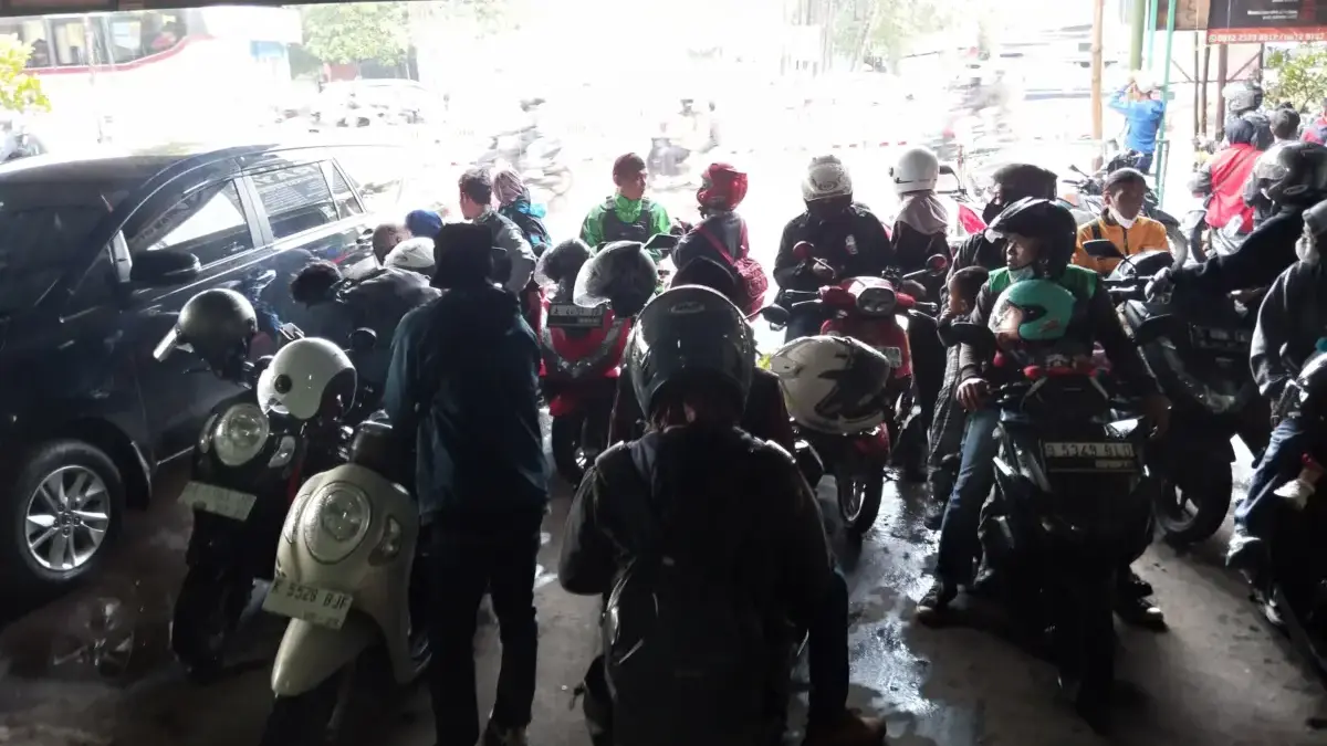 Pemudik sepeda motor dari arah Jawa Tengah menuju Jakarta dan sekitarnya memanfaatkan lahan parkir Auto Raya V