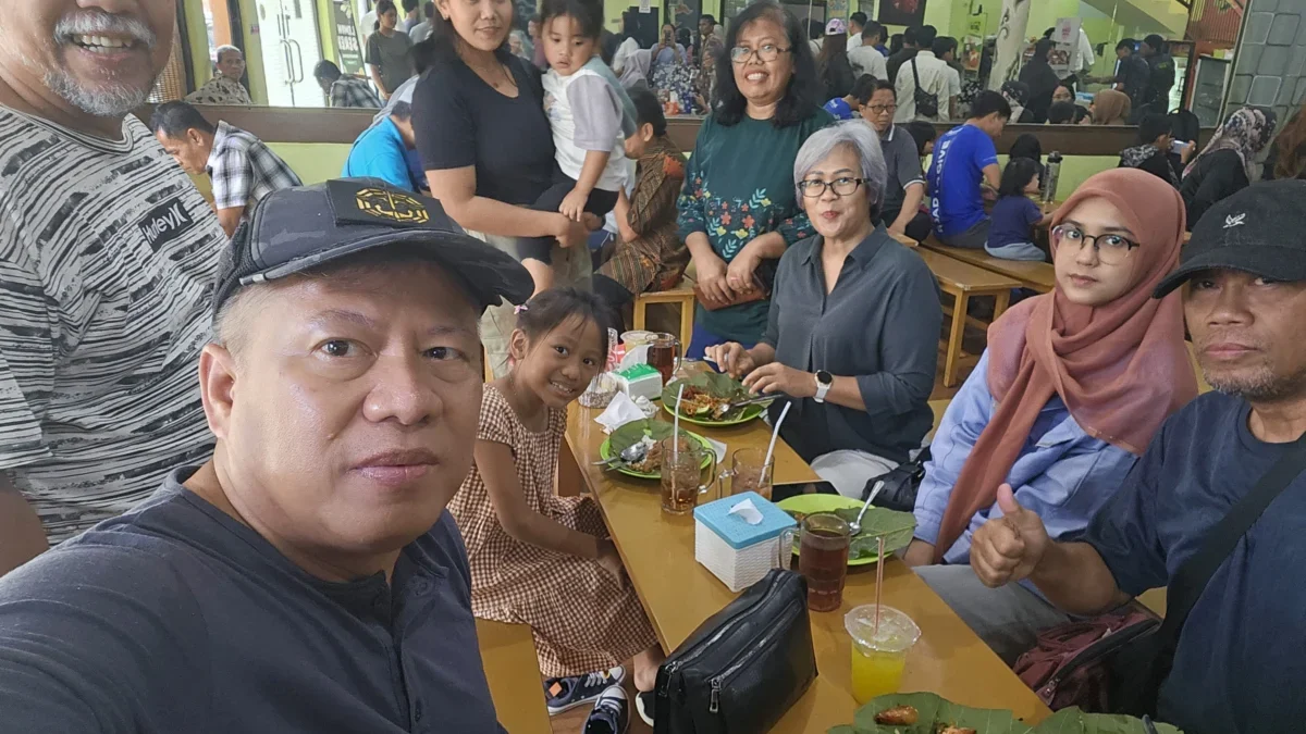 Wisata kuliner nasi Jamblang Bu Nur Cirebon
