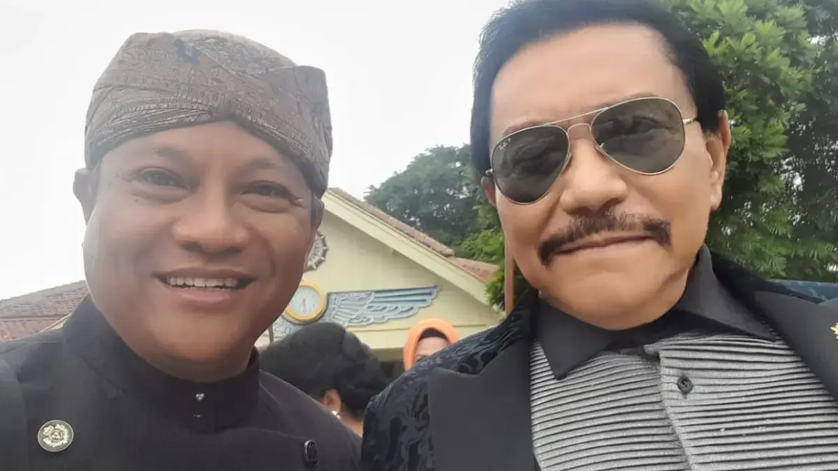 Koordinator Komunitas Pancasila Dasar Negara Bukan Pilar, KP. Eri Ratmanto Dwijonagoro bersama mantan Kepala B