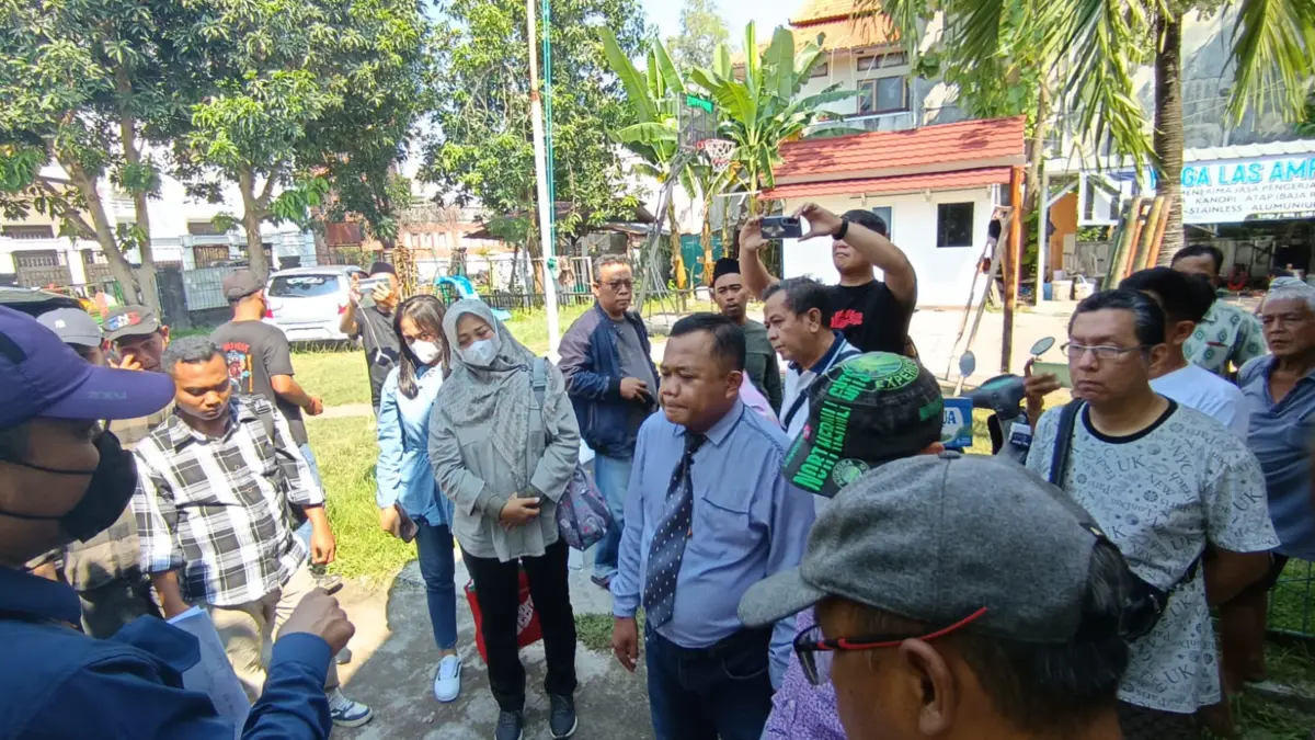 Hakim PTUN Bandung melakukan persidangan setempat atas gugatan warga Jalan Ampera, Kota Cirebon.