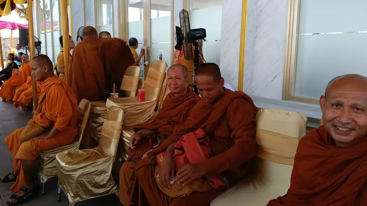Sejumlah Bhikkhu Thudong singgah di Pantai Indah Kapuk, Sabtu (19/5/2024).