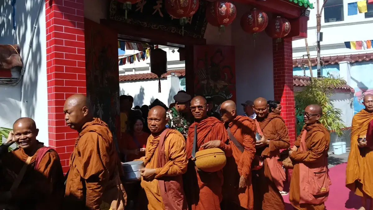 Bhikkhu atau Bhante yang melakukan ritual Thudong dari Thailand menuju Candi Borobudur di Magelang, Jawa Tenga